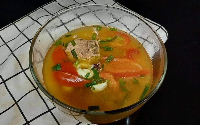 Canh cà chua nấu sườn mực chua cay