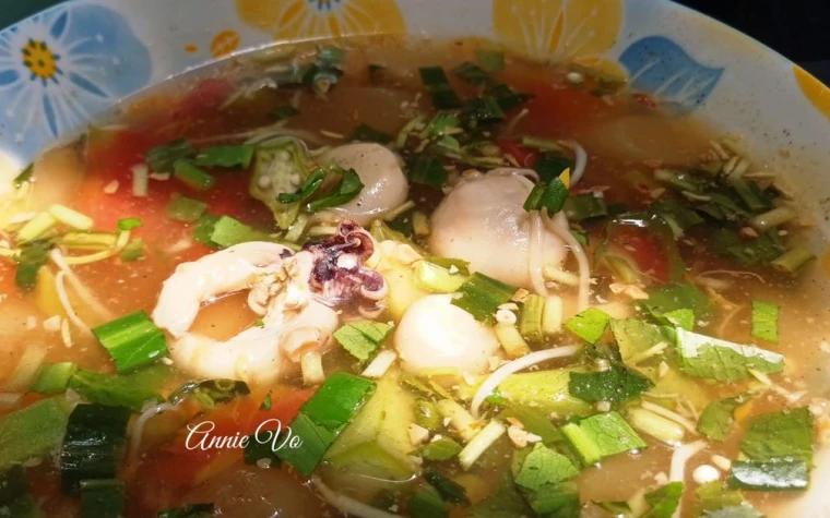 Canh chua mực