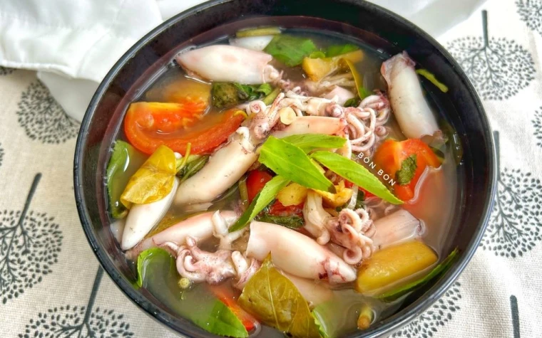 Canh Mực Nấu Lá É