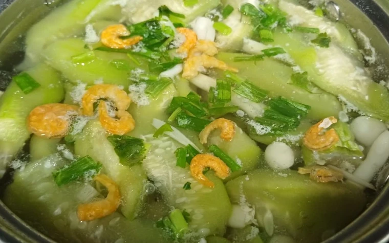 Canh mướp nấu tôm thịt và nấm