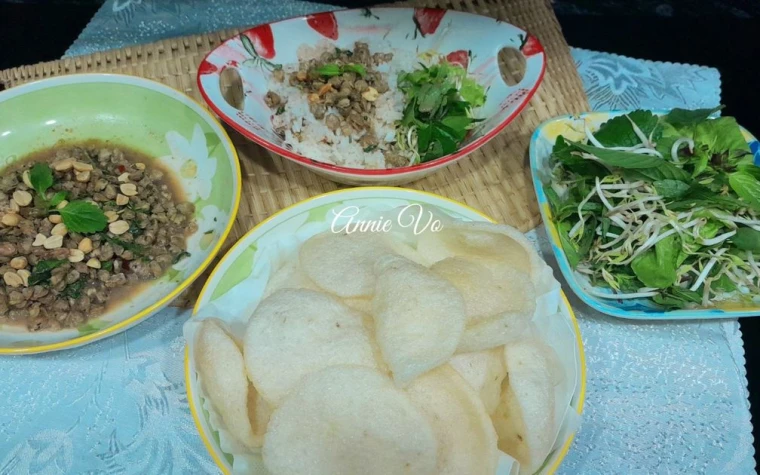 Cách làm Cơm hến và hến xào bánh phồng tôm