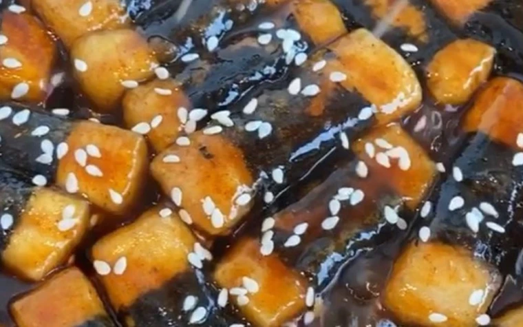 Đậu chiên rong biển sốt cay ngọt