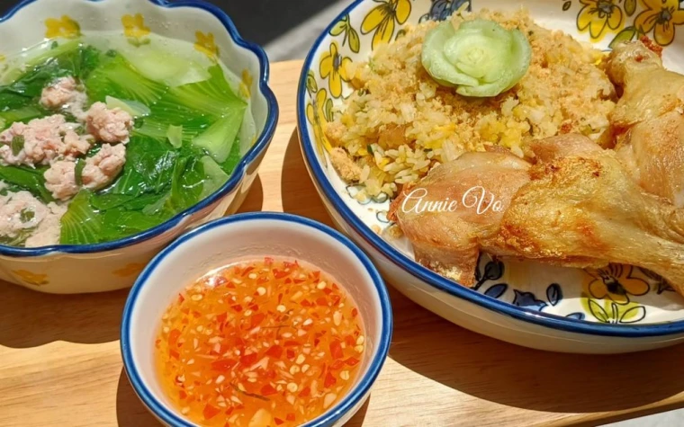 Gà chiên muối ớt và cơm chiên