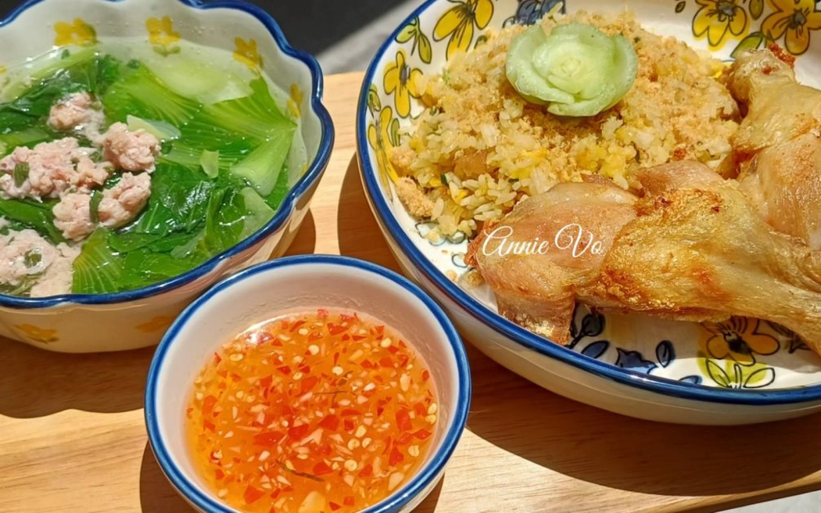 Gà chiên muối ớt và cơm chiên