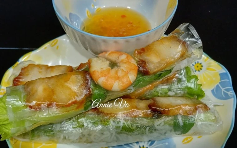 Gỏi cuốn tôm và thịt nướng