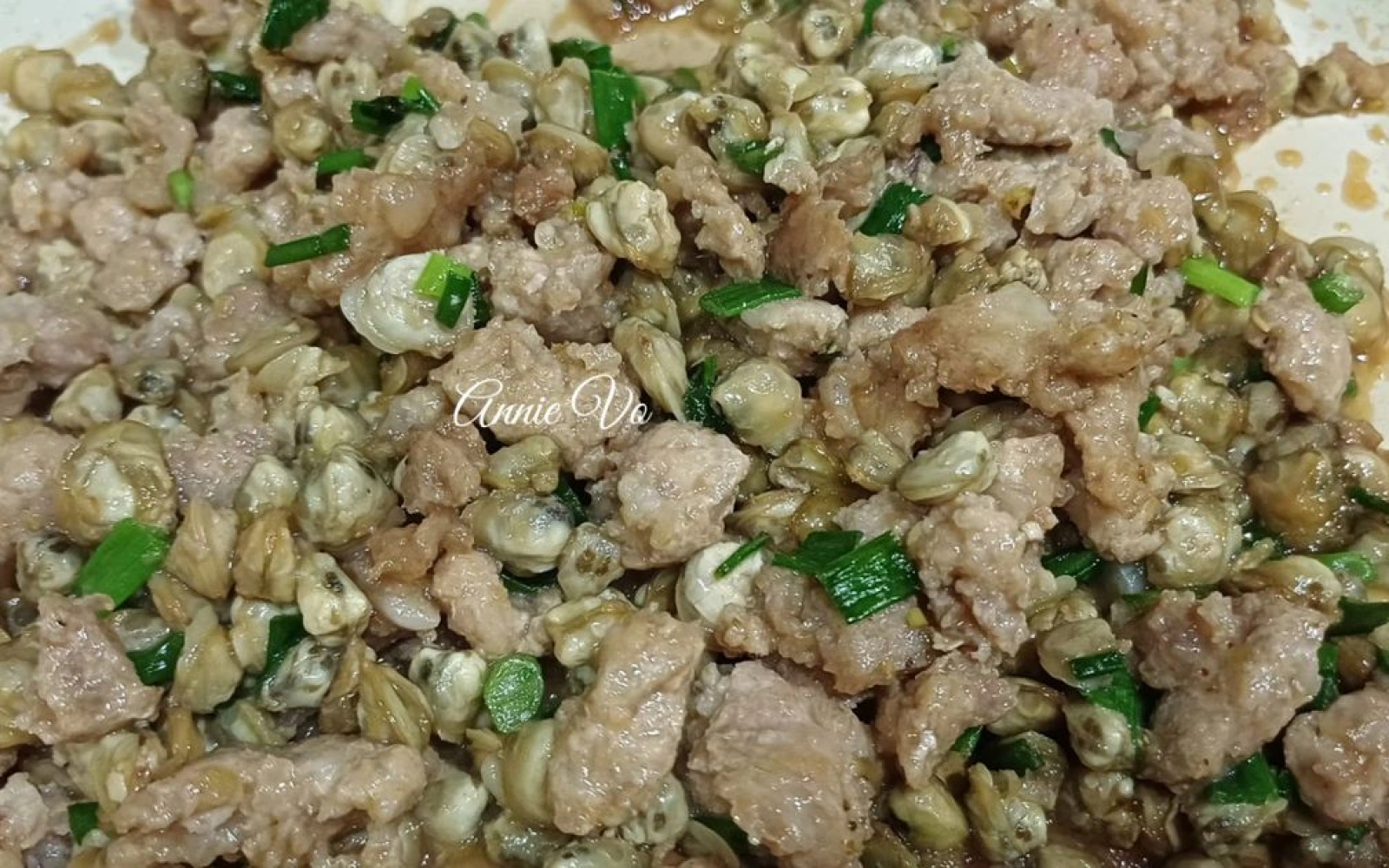 Hến và thịt xay xào mắm ruốc