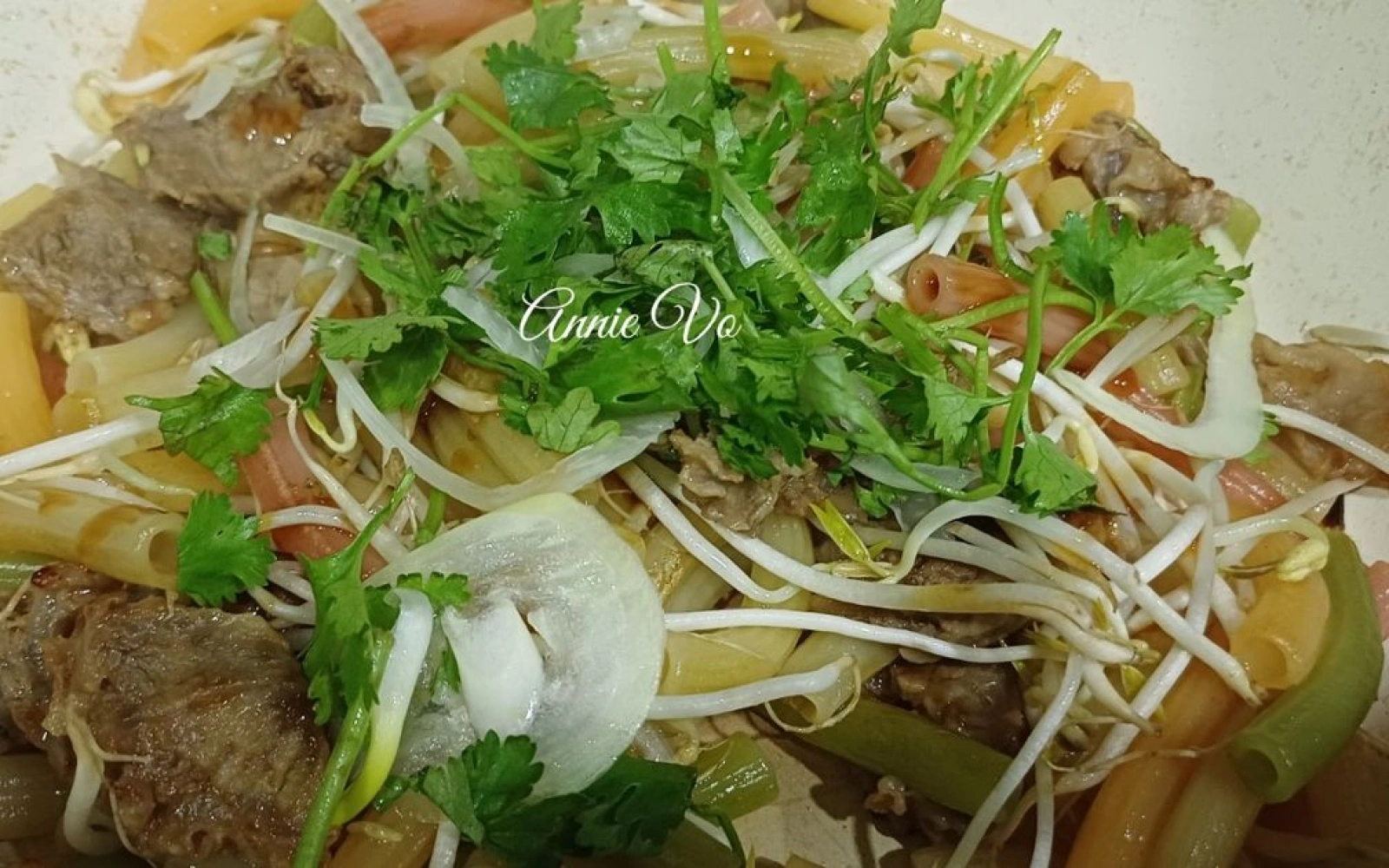 Nui rau củ xào bò