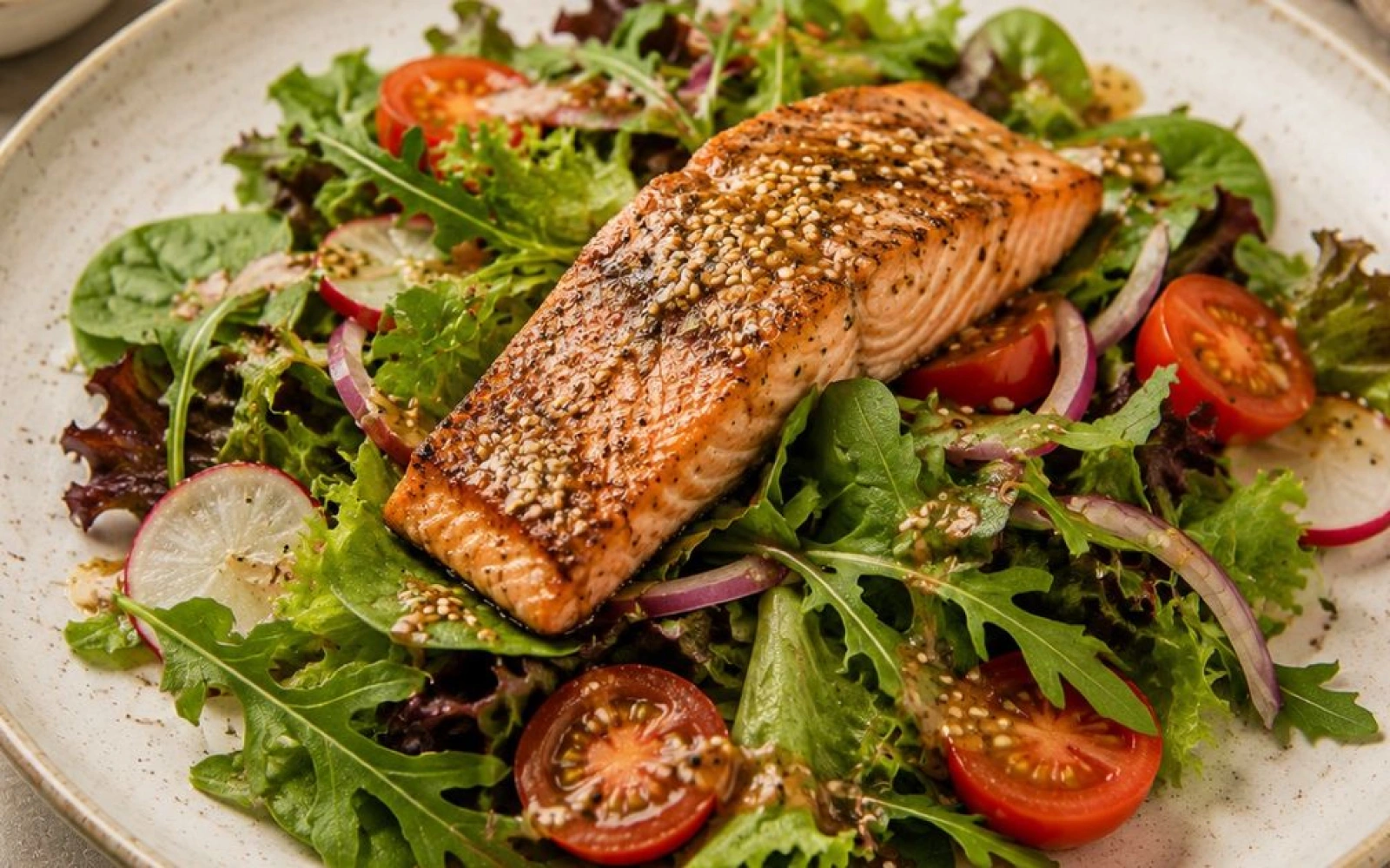 Salad cá hồi áp chảo