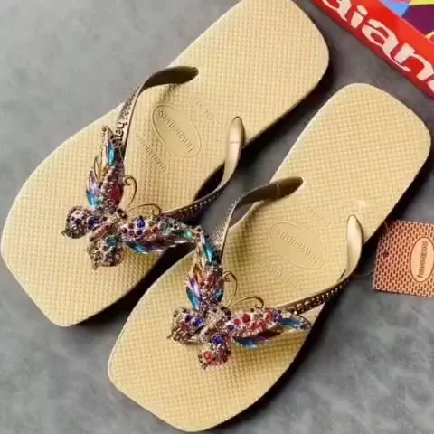 Lầm tưởng về dép xỏ ngón: Làm sao để chọn được đôi dép vừa thời trang vừa thoải mái?