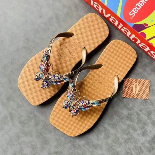 Lầm tưởng về dép xỏ ngón: Làm sao để chọn được đôi dép vừa thời trang vừa thoải mái?